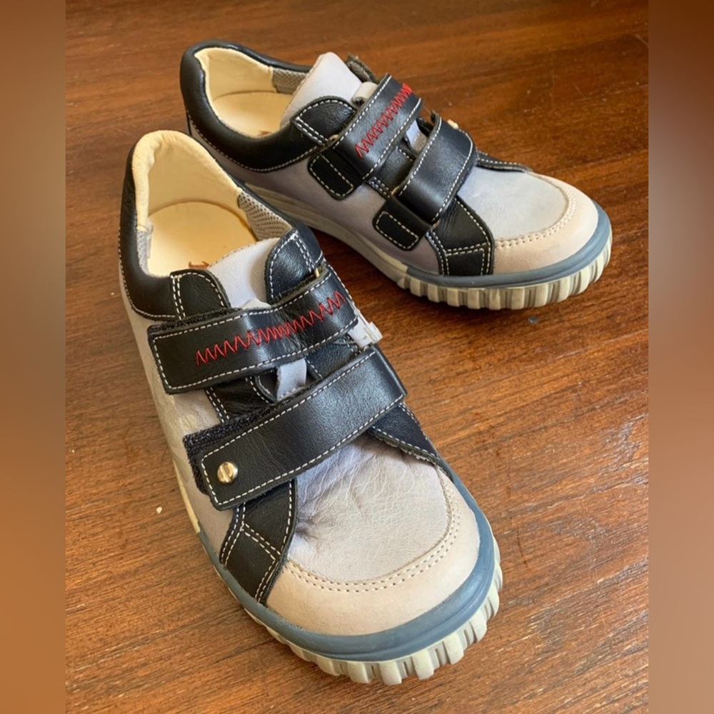 BATA european boy shoes sz. US 1-1.5 EU 33 leather velcro Made In Czech Republic